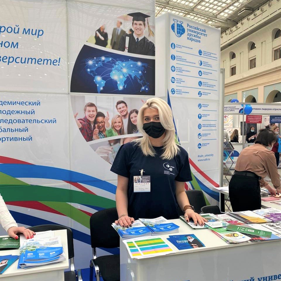 Студенты экономического факультета и ИМЭБ приняли участие в 52-й Московской международной выставке "Образование и карьера", проходившей в Гостином дворе.